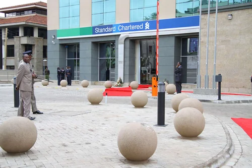 Standard Chartered to lease back HQ after sale